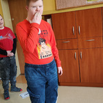 Uczeń wykonuje zadanie z toru przeszkód.