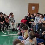 Uczniowie zgromadzeni na spotkaniu.