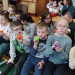 Uczniowie z wylosowanymi kolorowymi piłeczkami.