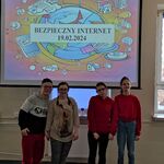 Uczniowie biorący udział w spotkaniu na tle ekranu z wyświetlanym slajdem Bezpieczny internet 19.02.2024.