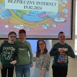 Uczniowie biorący udział w spotkaniu na tle ekranu z wyświetlanym slajdem Bezpieczny internet 19.02.2024.