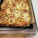Upieczona pizza na blaszce.