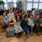 Uczestnicy zajęć w bibliotece.