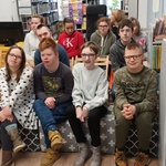 Uczestnicy zajęć w bibliotece.
