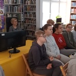 Uczestnicy zajęć w bibliotece.