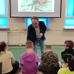 Pan profesor zadaje pytanie uczniowi.