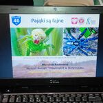 Slajd z tytułem prezentacji wyświetlany na laptopie.