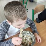 Uczeń je wykonaną przez siebie sałatką