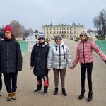 Grupa uczniów stoi na tle Pałacu Branickich.