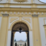 Grupa uczniów stoi w Bramie Wielkiej do Pałacu Branickich