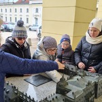 Uczniowie oglądają makietę Pałacu Branickich.