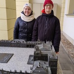 Uczeń i uczennica stoją przy makiecie Pałacu Branickich.