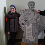 Uczeń stoi przy atrapie autoportretu K. Branickiego.