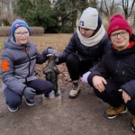 Uczniowie oglądają figurkę Widzimisia.