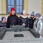 Grupa uczniów i makieta Pałacu Branickich.