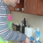Uczeń miesza łyżką czekoladę gotowaną na parze.