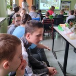 Grupa uczniów ogląda prezentację o ptakach.