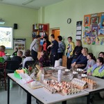 Uczniowie uczestniczą w warsztatach wiosenno-leśnych.