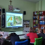 Grupa uczniów ogląda prezentację o ptakach.