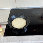 Smażący się na patelni omlet.