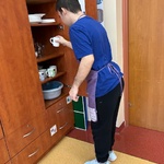 Uczeń wstawia kubek do szafy.