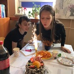 Jubilatka zdmuchuje świeczkę na torcie.