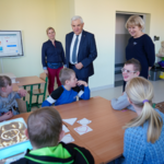 Pan prezydent Białegostoku Tadeusz Truskolaski oraz pani dyrektor Jolanta Woińską odwiedzają uczniów w ich klasopracowni.
