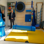 Pan prezydent Białegostoku Tadeusz Truskolaski i pani dyrektor Jolanta Woińska w sali do zajęć SI.