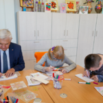Pan prezydent Białegostoku Tadeusz Truskolaski oraz dwójka uczniów w trakcie zajęć kreatywnych.