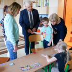 Pan prezydent Białegostoku Tadeusz Truskolaski i pani dyrektor Jolanta Woińska   
odwiedzają młodszych uczniów podczas zajęć.