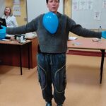 Nauczycielka demonstruje naelektryzowany balon.