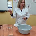 Nauczycielka objaśnia sposób wykonania eksperymentu.