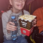 Uczennica trzyma popcorn i wodę.