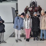 Grupa uczniów stoi w wejściu do kina.
