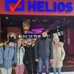 Grupa uczniów stoi przed wejściem do kina.