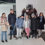 Grupa uczniów stoi w wejściu do kina.
