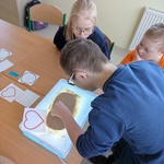 Uczeń rysuje kształt po piasku kinetycznym.