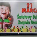 Plakat z napisem 21 marca - Światowy Dzień Zespołu Downa.