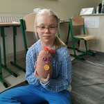 Uczennica z wykonanym przez siebie skarpetkowym gniotkiem.