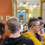 Grupa uczniów ogląda eksponaty