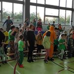Społeczność szkolna biorąca udział w imprezie.