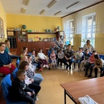 Uczniowie i nauczyciele biorący udział spotkaniu.