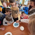 Uczniowie obserwują efekt eksperymentu.
