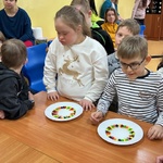 Uczniowie obserwują efekt eksperymentu.