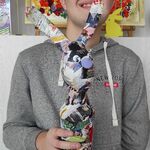 Uczeń prezentuje wykonanego przez siebie butelkowego zająca wielkanocnego.