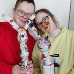 Uczeń i uczennica prezentują wykonane przez siebie butelkowe zające wielkanocne.