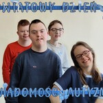 Grupa uczniów pozuje do zdjęcia w niebieskiej ramce z napisem Światowy Dzień Świadomości Autyzmu