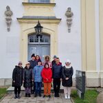 Grupa uczniów stoi na tle wejścia do muzeum.