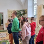 Grupa uczniów trakcie zwiedzania sali muzealnej.