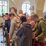 Grupa uczniów podczas zwiedzania sali muzealnej.